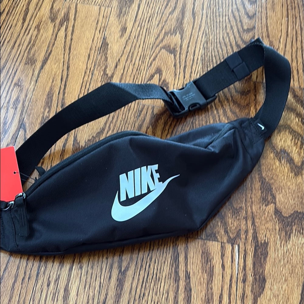 New with Tags Nike Belt bag 3L black